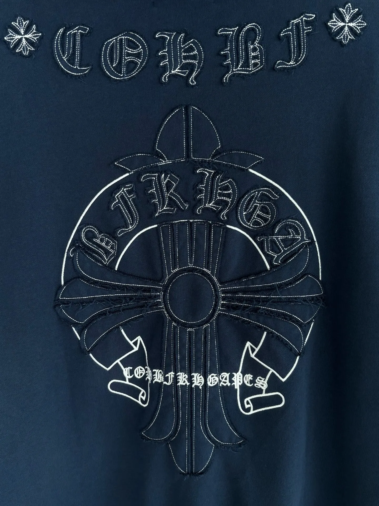 P340 [Higher version] Chrome Hearts*Chrome heart patch embroidered horseshoe logo‼ ️Hooded sweatshirt *Made of 430g pure cotton sweatshirt fabric with double yarns. The fabric is woven with double yarns and twisted together. The strength is 40% higher than that of single yarns, forming a three-dimensional texture similar to the texture of tripe. It not only maintains the moisture absorption and breathability of pure cotton, but also achieves "softness and not collapse" through double yarn thickening. The whole strip of Maliu scanning spray technology uses the washing process to produce a natural fading effect in parts, and the os version has a more lazy and loose feeling. *Laser burnt patch embroidery➕Frayed process: micro-label on the chest patch, large logo horseshoe pattern on the back, heavy laser burnt three-dimensional patch embroidery pattern design, washed and frayed, and the overall garment presents a lazy style. *Whether it is daily outings or sports and fitness, you can show your trendy attitude and become the focus of the street. Same style for men and women 𝐂𝐎𝐋𝐎𝐔𝐑: white, blue, black 𝐒𝐈𝐙𝐄: S-XL